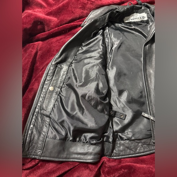 Black Leather Vest with Zipper Details - Picture 4 of 6